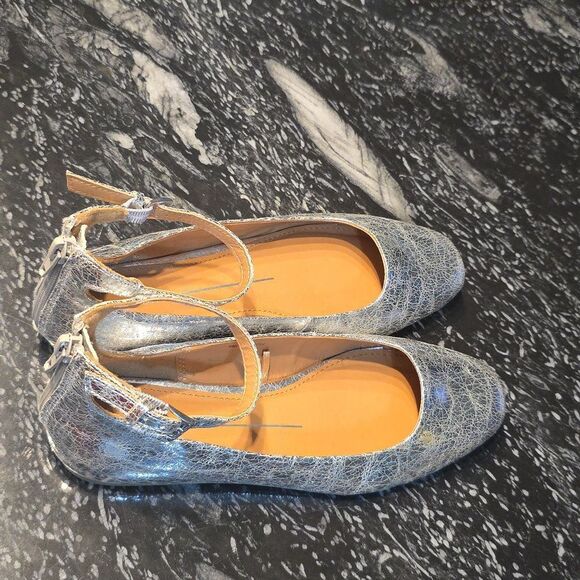 BRAND NEW REPORT METTLE SILVER DISTRESSED WOMEN'S FLAT - Picture 4 of 16